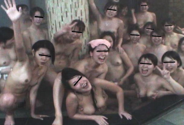 女子がお風呂でおふざけしたり記念写真を撮影しているエロ画像