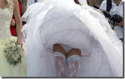 大事な結婚式当日にパンチラを披露する外国人花嫁のエロ画像 ①