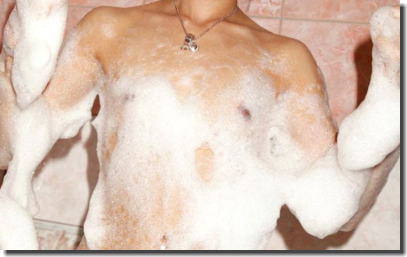お風呂で泡ブラ！乳首が見える泡付きおっぱいのエロ画像 ②