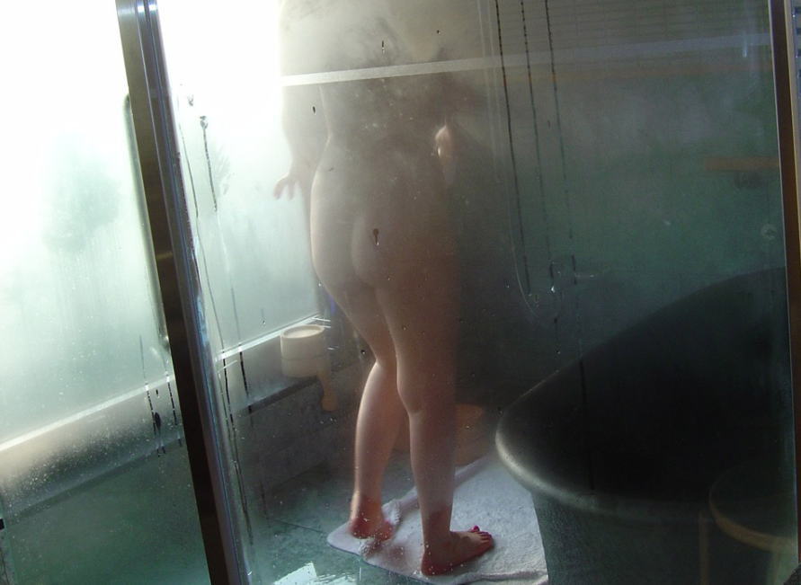 ラブホテルのガラス張りなお風呂場をガラス越しに見るエロ画像
