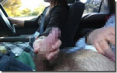 車の中で股間を触る車内手コキ・車内手マンのエロ画像 ④