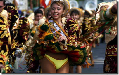 ボリビア人女性がミニスカで踊る南米オルロのカーニバル画像集 ①