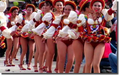 ボリビア人女性がミニスカで踊る南米オルロのカーニバル画像集 ③