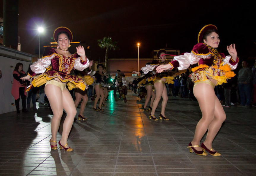 ボリビア人女性がミニスカで踊る南米オルロのカーニバル画像集