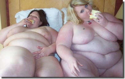 外国人がヌードで食べる全裸で食事のエロ画像 ④