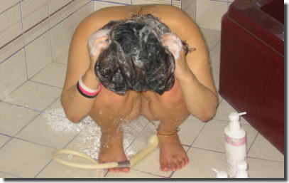 ラブホのお風呂でシャワーを浴びる入浴姿のエロ画像 ④