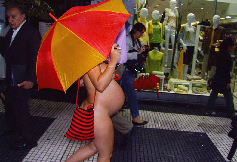 全裸で傘を差してるアンブレラヌードのエロ画像