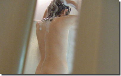 お風呂や着替えをドアの隙間からこっそり覗いたエロ画像 ②