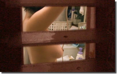 ブラインドの隙間からお風呂場や脱衣所を激写したエロ画像 ②