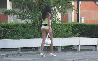 娼婦・売春婦が街中で客待ち中のたちんぼエロ画像 ①