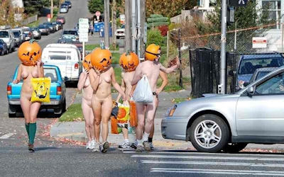 全裸かぼちゃ頭でハロウィンを楽しむパンプキンラン画像集 ③