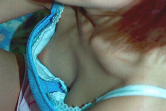 ブラ 隙間 乳首 ラッキー 胸チラ エロ画像