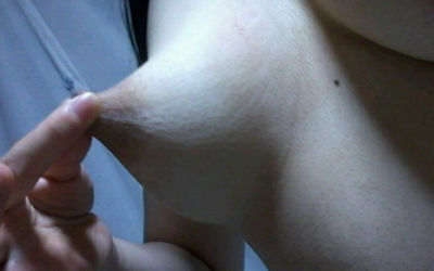 指で摘み引っ張り伸ばす乳首ビヨーンのエロ画像 ③