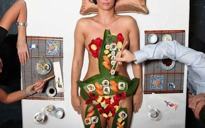 外国人も食べたい女体盛りという寿司アートのエロ画像 ①