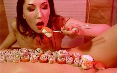 外国人も食べたい女体盛りという寿司アートのエロ画像 ②
