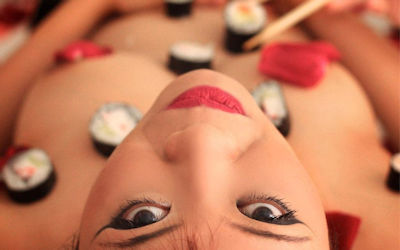 外国人も食べたい女体盛りという寿司アートのエロ画像 ③