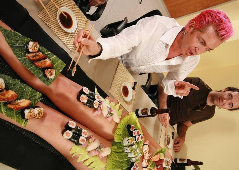 外国人も食べたい女体盛りという寿司アートのエロ画像