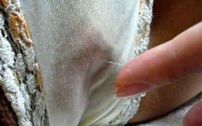 パンツのシミという布越しマンコ汁のエロ画像 ②