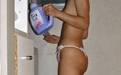 専業主婦が炊事洗濯掃除してる家庭内で働く女性のエロ画像 ①