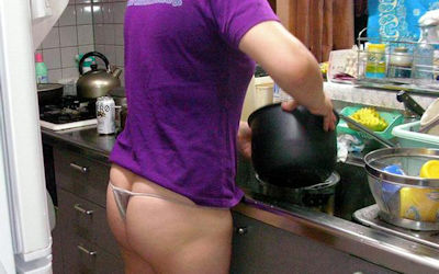 専業主婦が炊事洗濯掃除してる家庭内で働く女性のエロ画像 ②