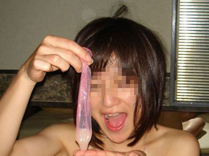 笑顔 使用済 コンドーム つまむ 円満 セックス 事後 エロ画像
