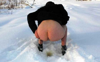 冬は雪におしっこ！野外放尿の雪解けエロ画像 ④