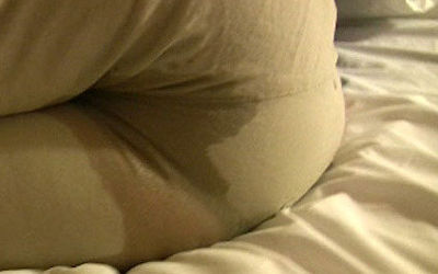 外国人がベッドでおねしょした寝小便のエロ画像 ②