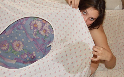 外国人がベッドでおねしょした寝小便のエロ画像 ④