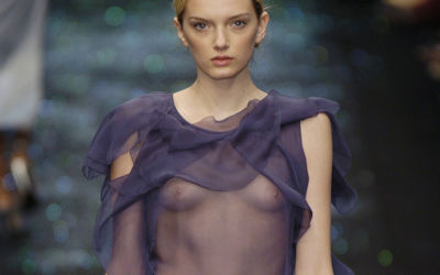 貧乳モデルがファッションショーで乳首出してるエロ画像 ①