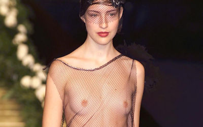 貧乳モデルがファッションショーで乳首出してるエロ画像 ②