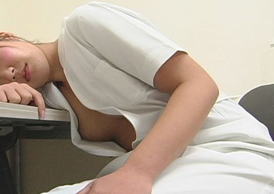 居眠り胸チラ！寝てる女性の無防備おっぱい激写画像