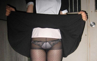 パンストを穿く女がスカートをたくし上げるエロ画像 ①