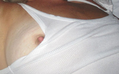 ゆるゆるタンクトップで袖から乳首ポロリのエロ画像 ③