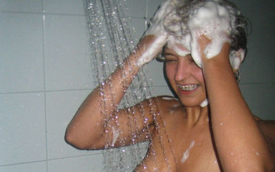 お風呂で頭を洗う外国人のセクシー洗髪エロ画像 ②