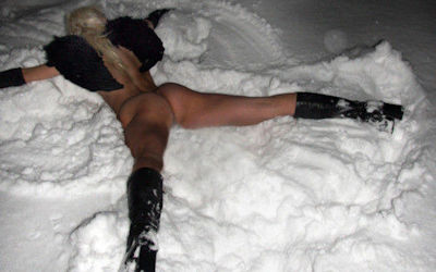 裸で雪に飛び込め！雪上寝転びエロ画像 ①