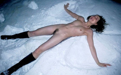 裸で雪に飛び込め！雪上寝転びエロ画像 ③