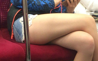 太もも丸出しで座る電車内ショーパンのエロ画像 ③
