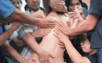 1人の女が複数の男に体を触られまくるエロ画像 ①