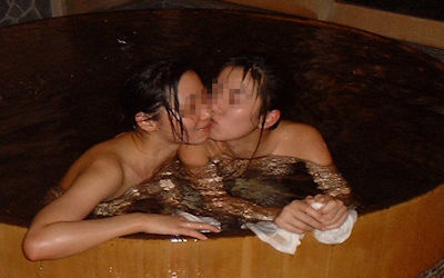 お風呂でキスするアツアツラブラブベロチュー画像 ④