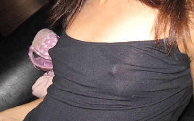 貧乳が透け乳首で主張するノーブラ胸ポチエロ画像 ①