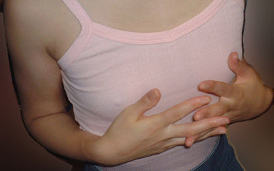 貧乳が透け乳首で主張するノーブラ胸ポチエロ画像 ②