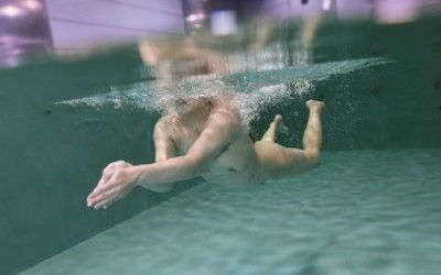 プールで水中露出する全裸水泳のエロ画像 ①