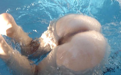 プールで水中露出する全裸水泳のエロ画像 ②