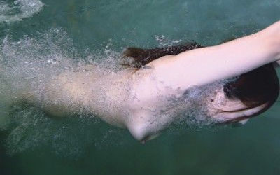 プールで水中露出する全裸水泳のエロ画像 ③