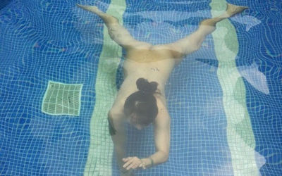 プールで水中露出する全裸水泳のエロ画像 ④