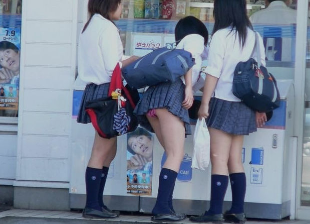 学生さんがコンビニでパンチラしてる寄り道JKのエロ画像