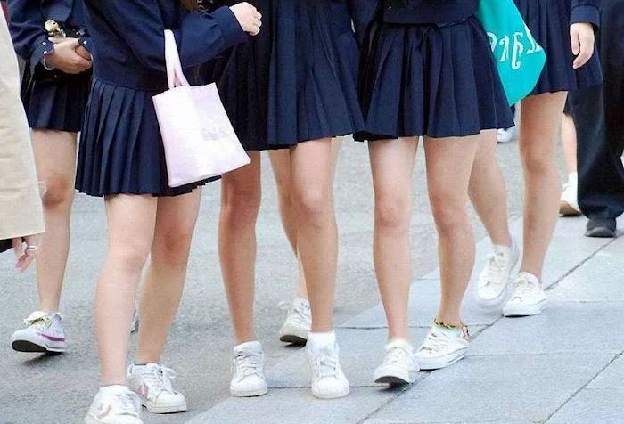 【画像あり】朗報！女子高生に素足履きが流行