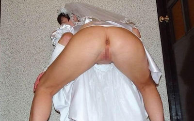 花嫁がマンコ見せてるノーパンウエディングのエロ画像 ②