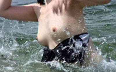 海水浴で乳首やおっぱいがポロリした水着の胸チラエロ画像 ①