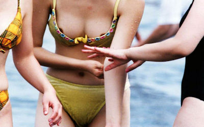 海水浴で乳首やおっぱいがポロリした水着の胸チラエロ画像 ②